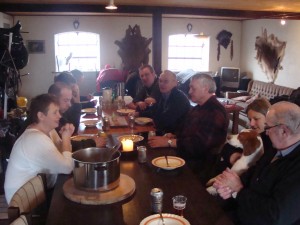 En go' gang hundesnak over varm suppe efter træningen - det virker!